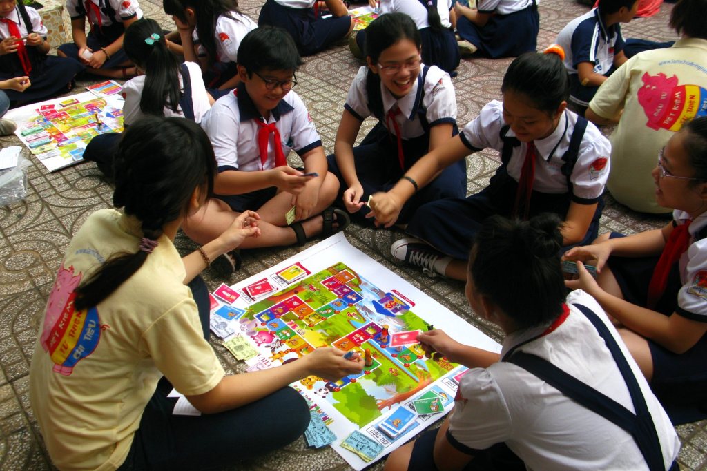 Huấn luyện viên chơi board game Làm Chủ Đồng Tiền cùng nhóm học sinh trường Kết Đoàn
