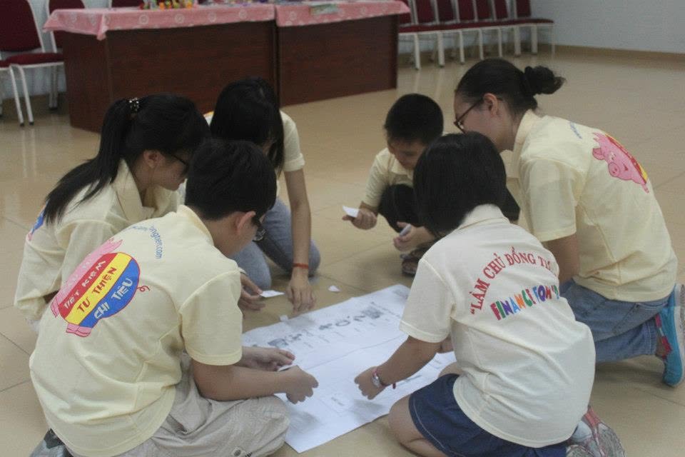 Nhóm học viên cùng làm bài tập trên sàn lớp học