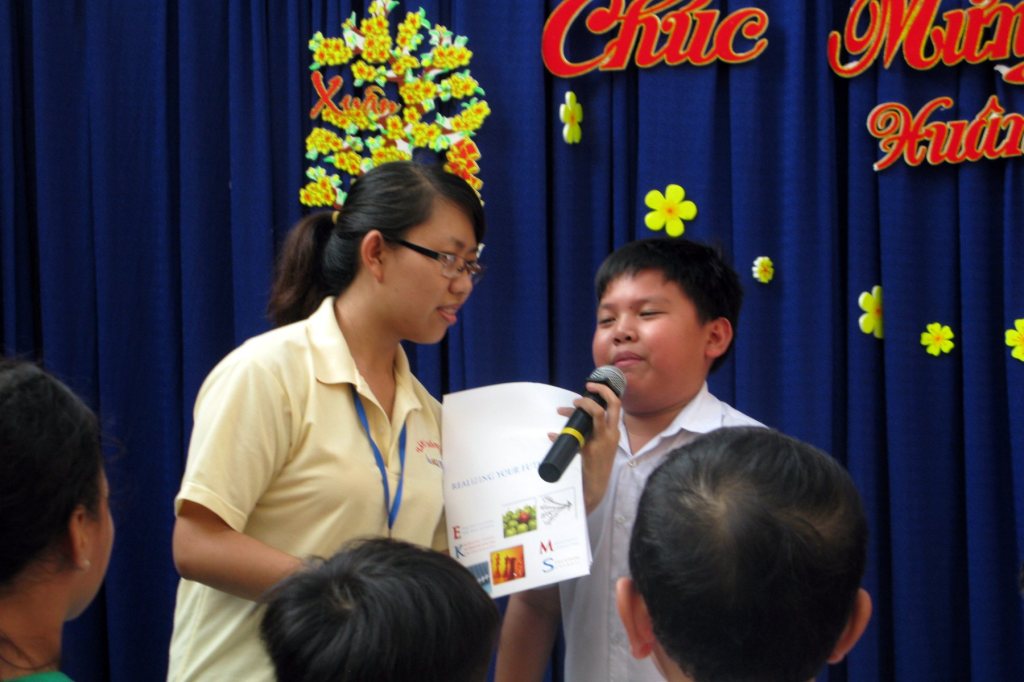 Học sinh trường Chu Văn An cầm micro phát biểu trước các bạn