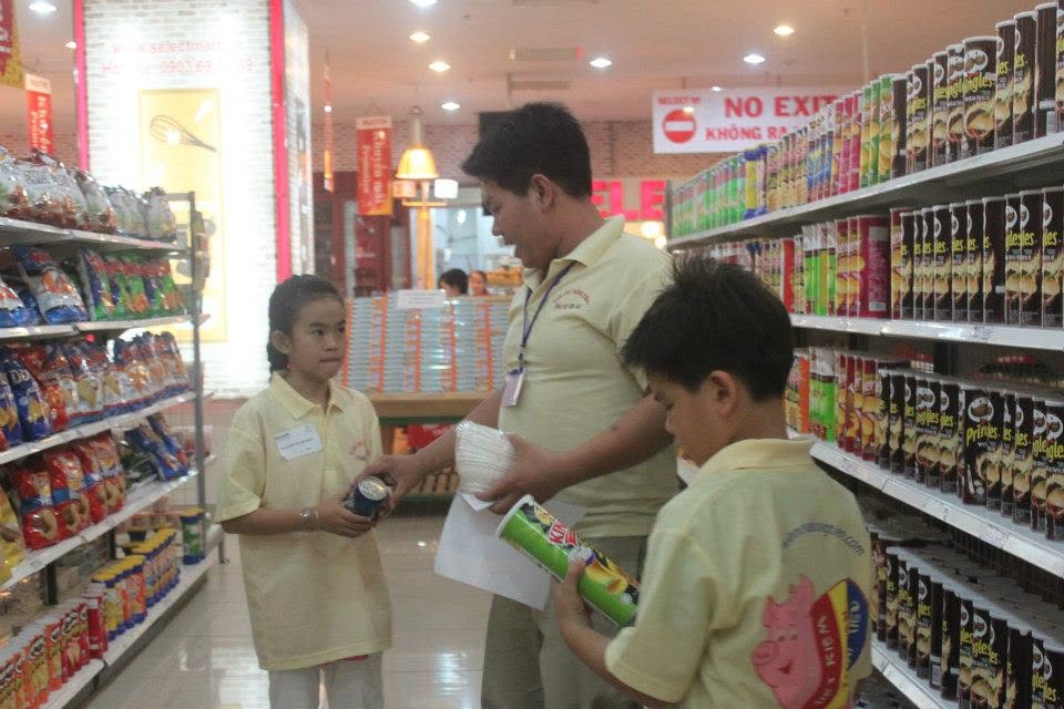 Học viên đi siêu thị, so sánh giá sản phẩm cùng huấn luyện viên