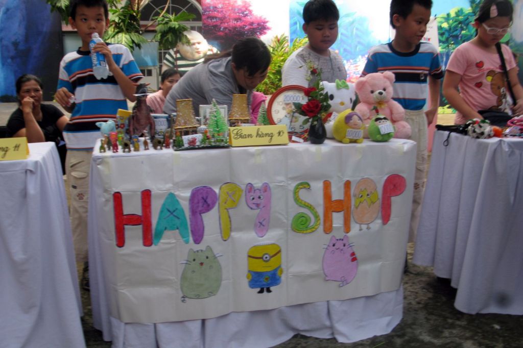 Gian hàng Happy Shop của các bạn nhỏ