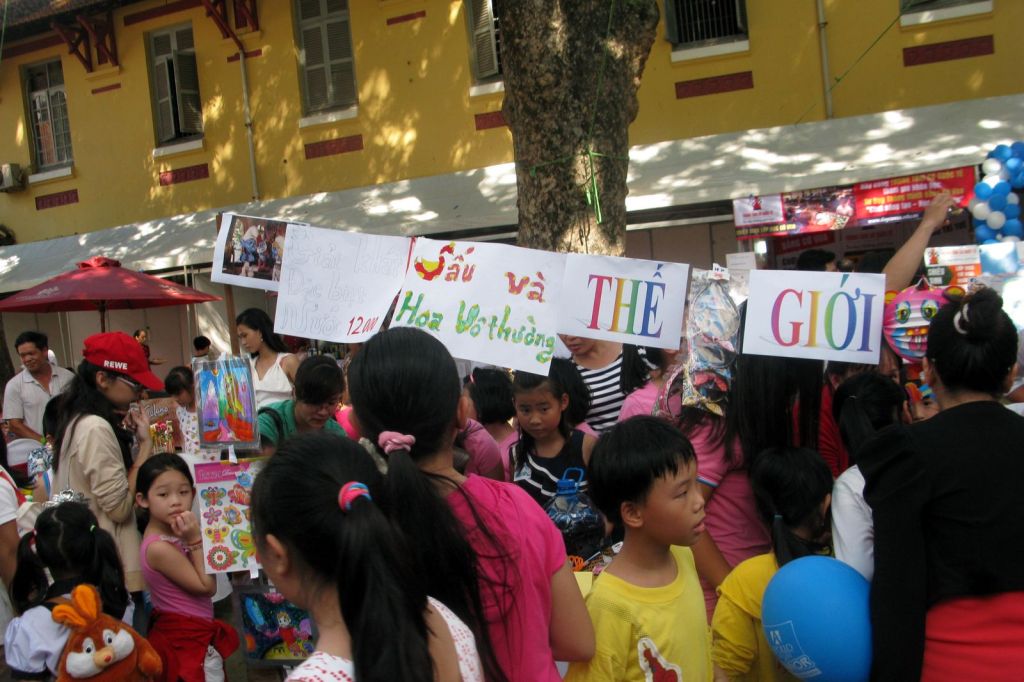 Phiên chợ nhí đông vui