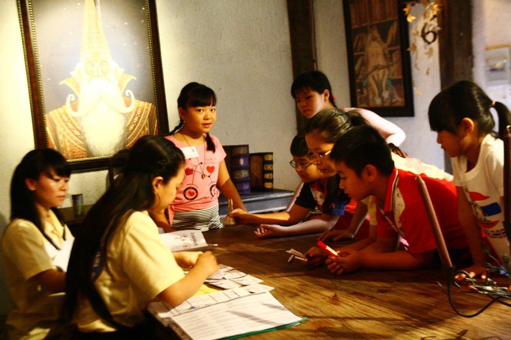 Các bạn nhỏ làm bài tại bàn