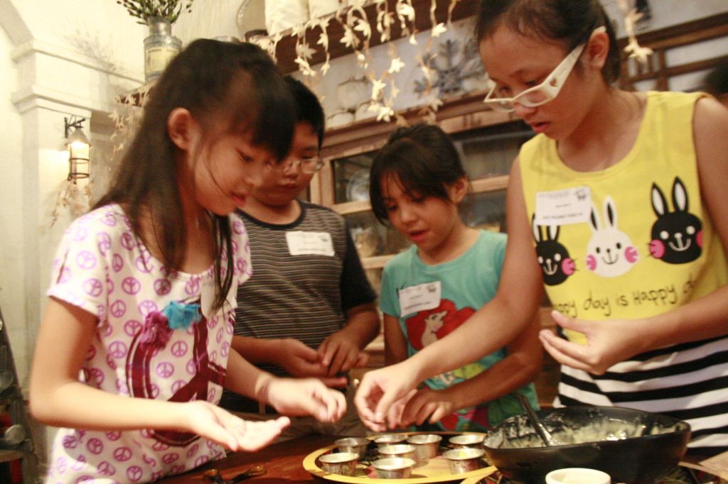 Các bạn nhỏ làm bánh