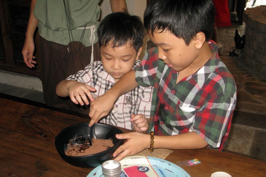 Hai bạn nhỏ cùng làm món ăn