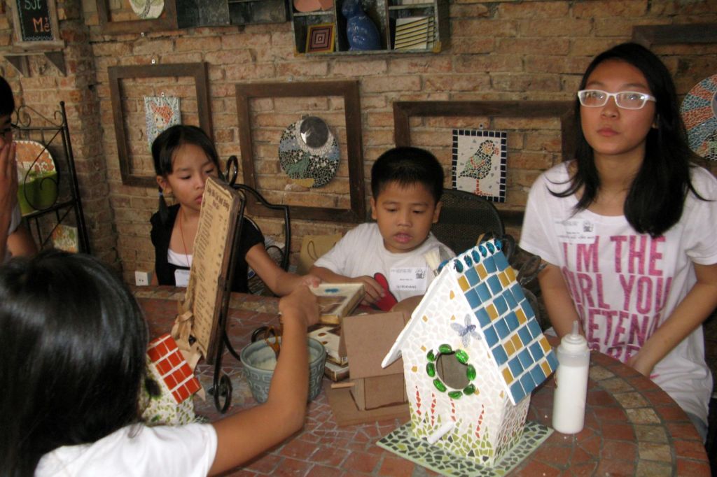 Bạn nhỏ với mô hình ngôi nhà tự làm