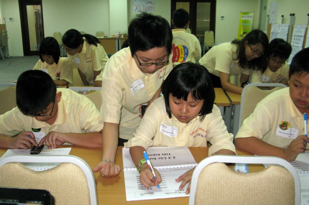 Nhóm học viên làm bài tập tại bàn