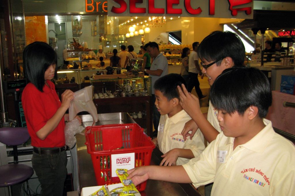 Học viên đi siêu thị, chọn hàng theo ngân sách