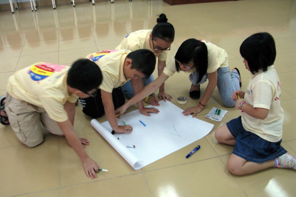 Nhóm học viên cùng vẽ kế hoạch trên sàn lớp