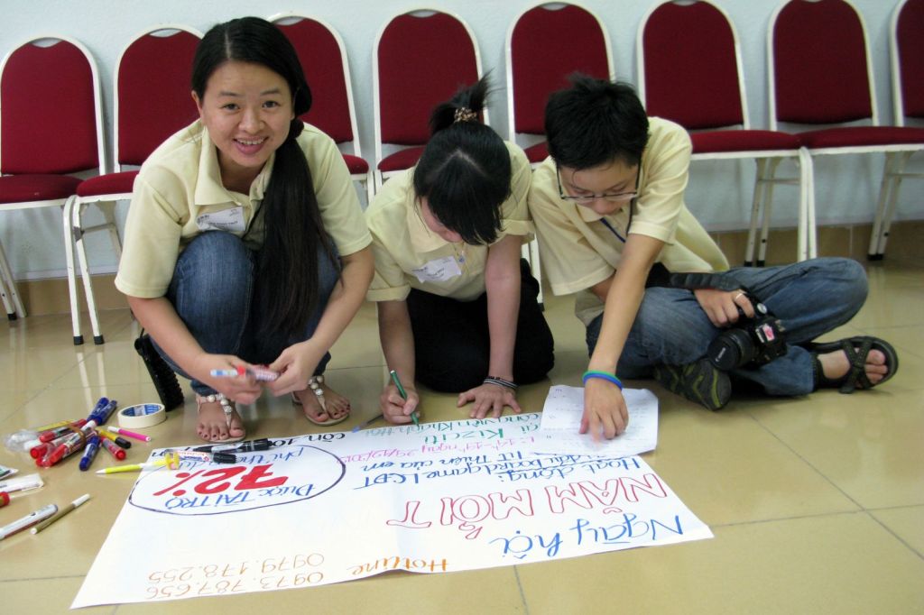 Học viên hoàn thành poster của nhóm