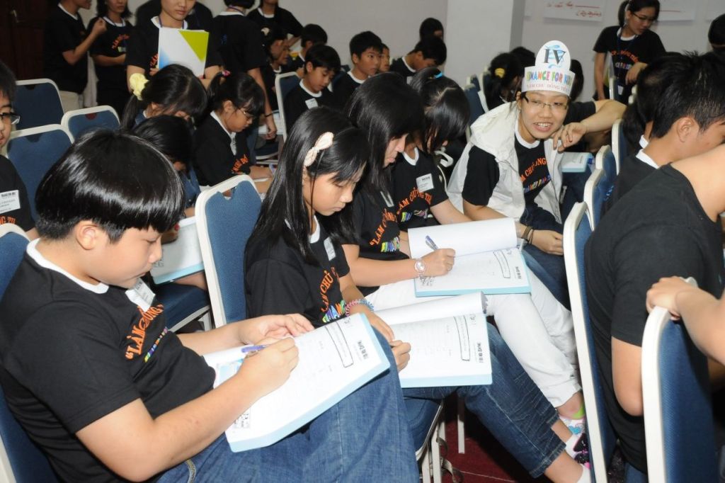 Học viên ghi chép vào sổ tay bài học