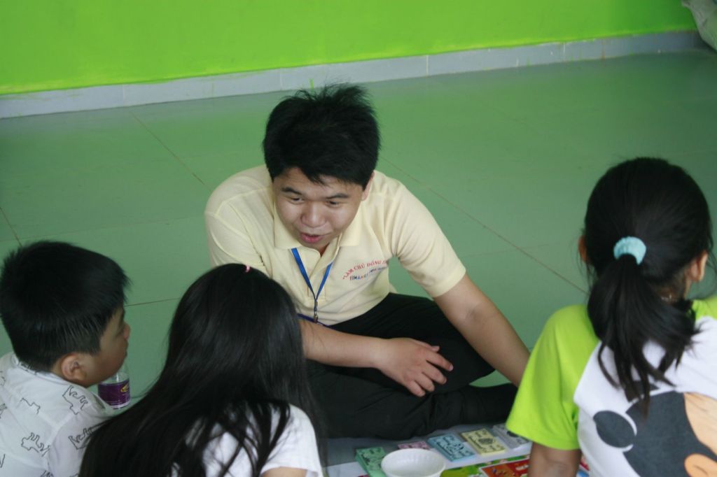 Huấn luyện viên chơi board game cùng các bạn nhỏ