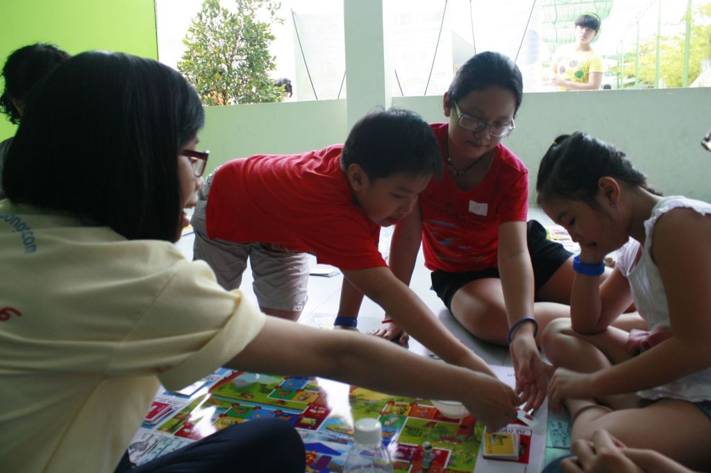 Các bạn nhỏ chơi board game