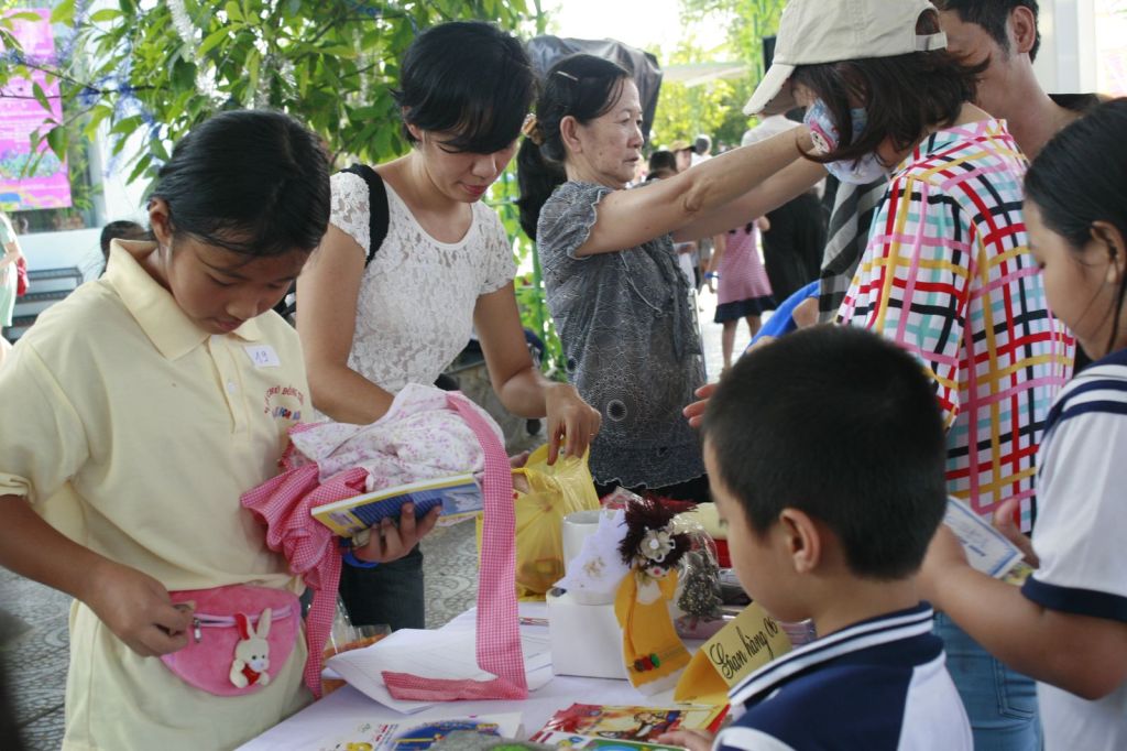Các bạn nhỏ mua sắm tại gian hàng