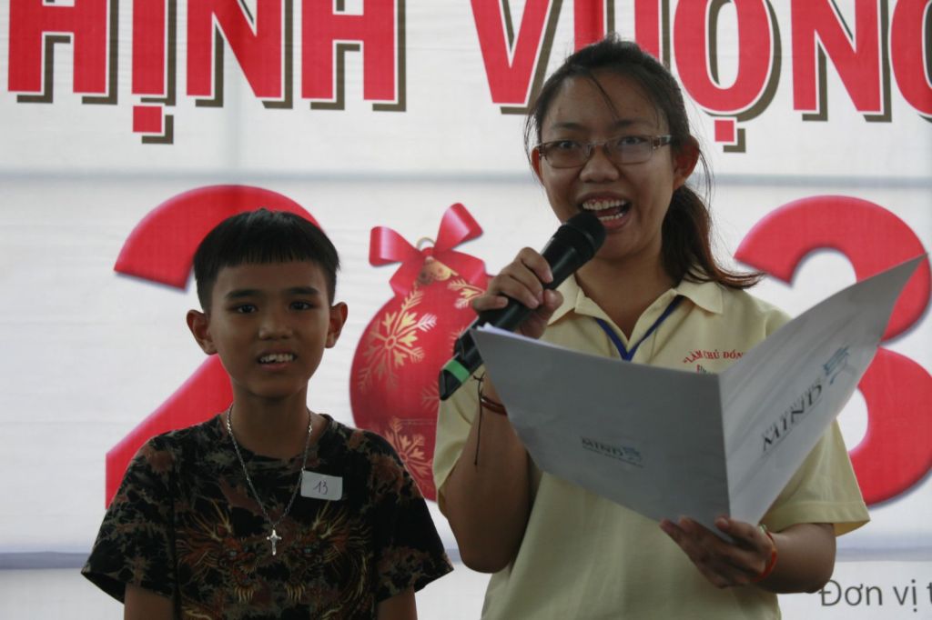 Bạn nhỏ giao lưu cùng MC trên sân khấu
