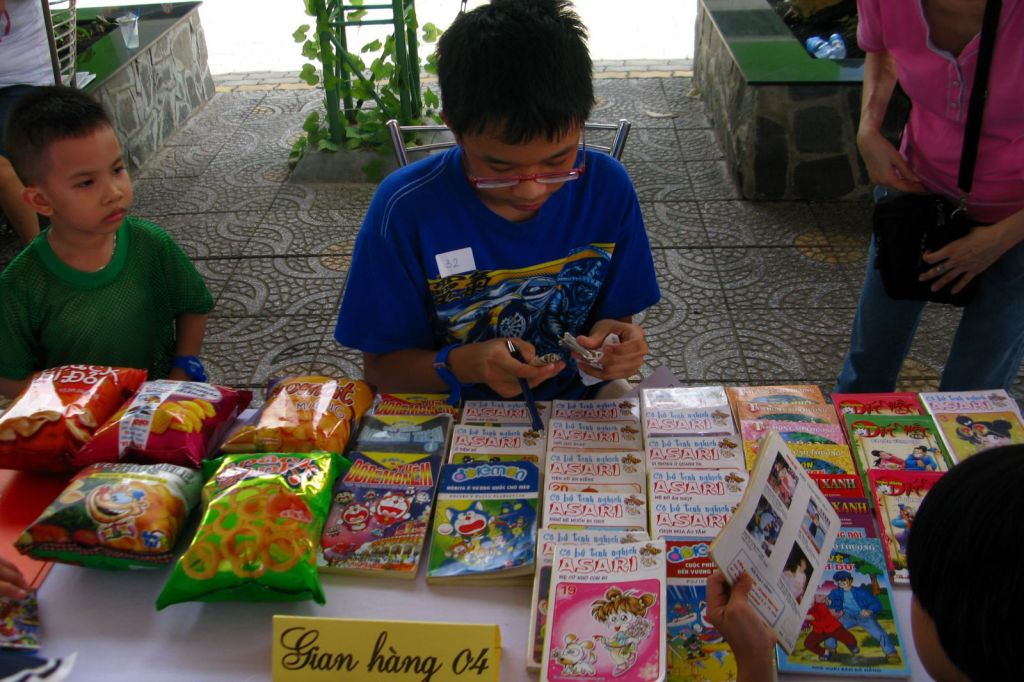 Bạn nhỏ bày bán hàng tại gian của nhóm
