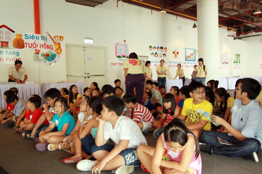 Các bạn nhỏ ngồi nghe giới thiệu tại ngày hội