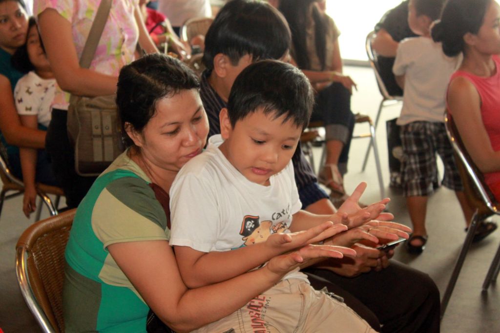 Mẹ và con cùng làm bài tại ngày hội