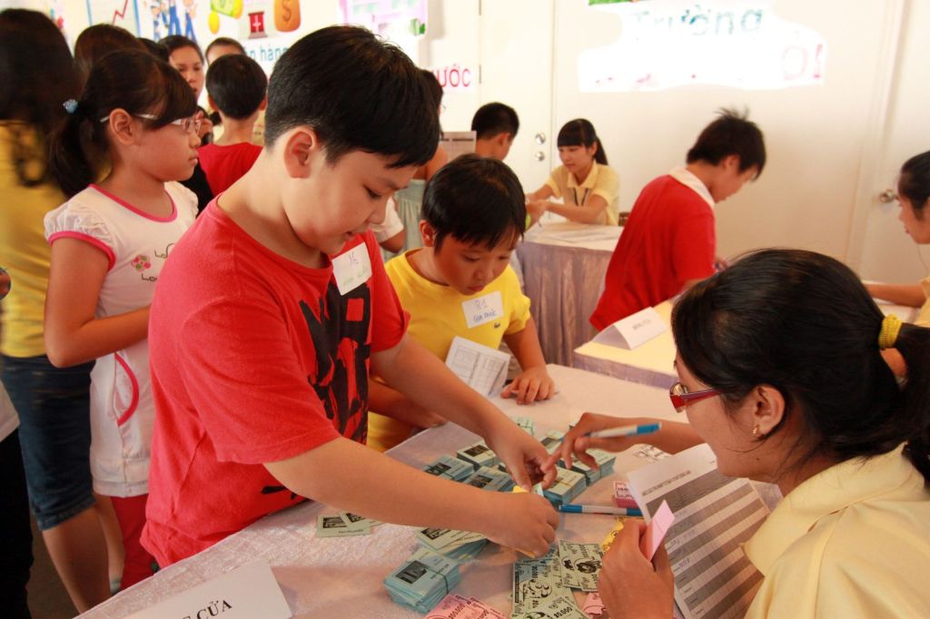 Bạn nhỏ giao dịch tại quầy