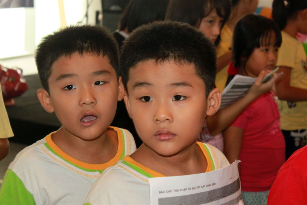 Hai bạn nhỏ chăm chú theo dõi