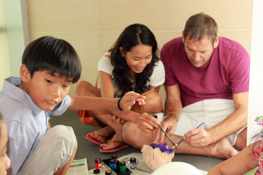Bạn nhỏ và phụ huynh cùng chơi trò chơi