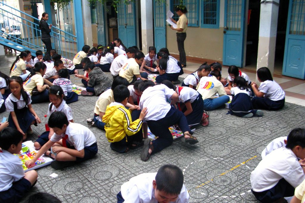 Học sinh chơi board game theo nhóm giữa sân trường