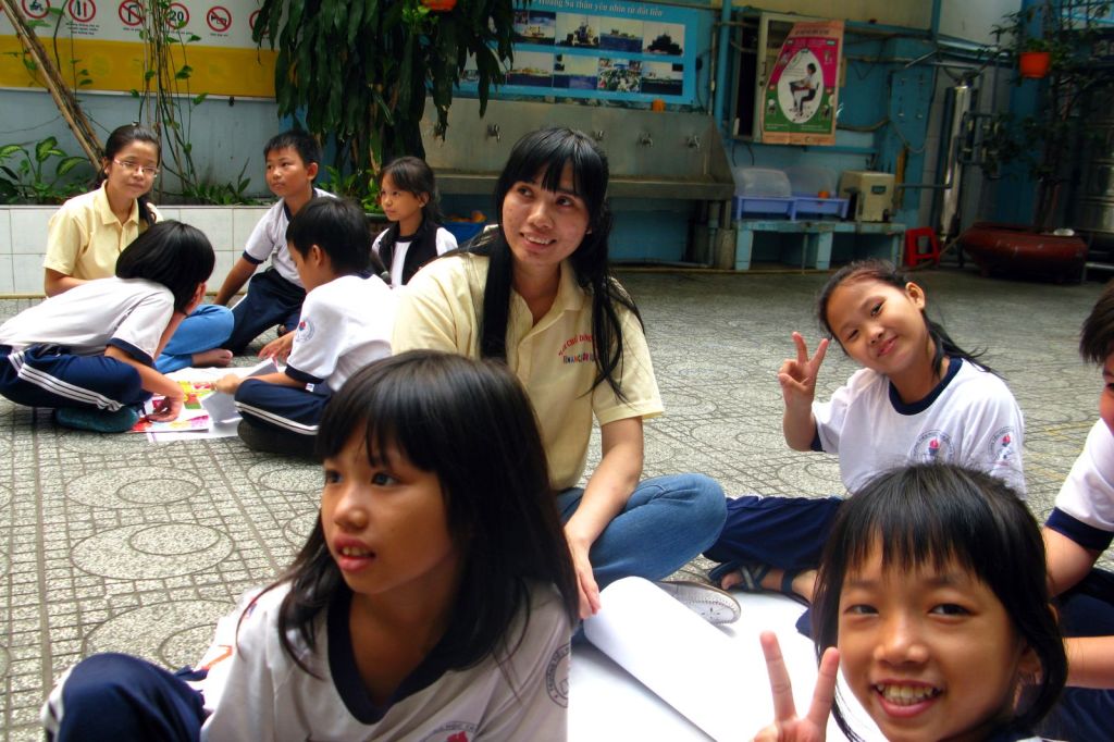 Các bạn nhỏ vui vẻ trong giờ sân chơi