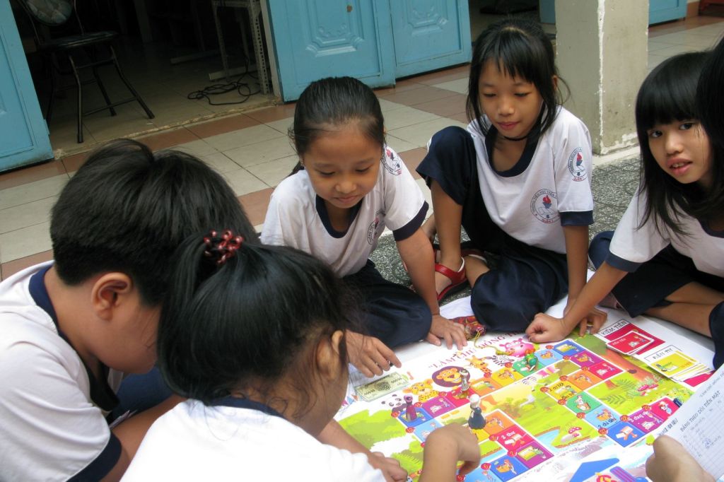 Học sinh cúi xem bàn cờ board game