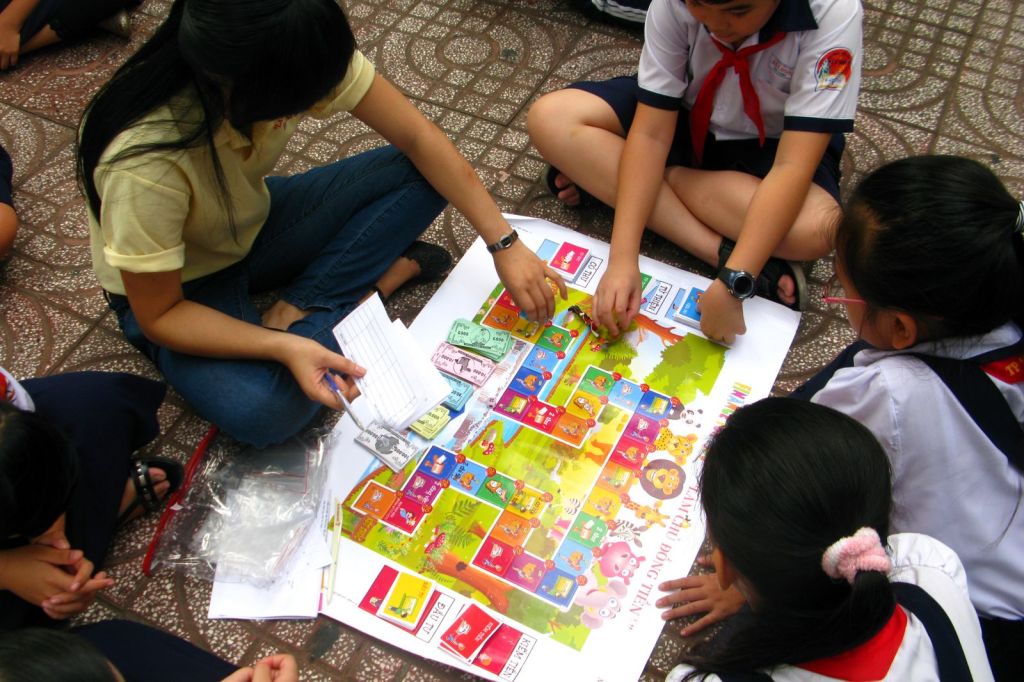 Học sinh trường Kết Đoàn chơi board game
