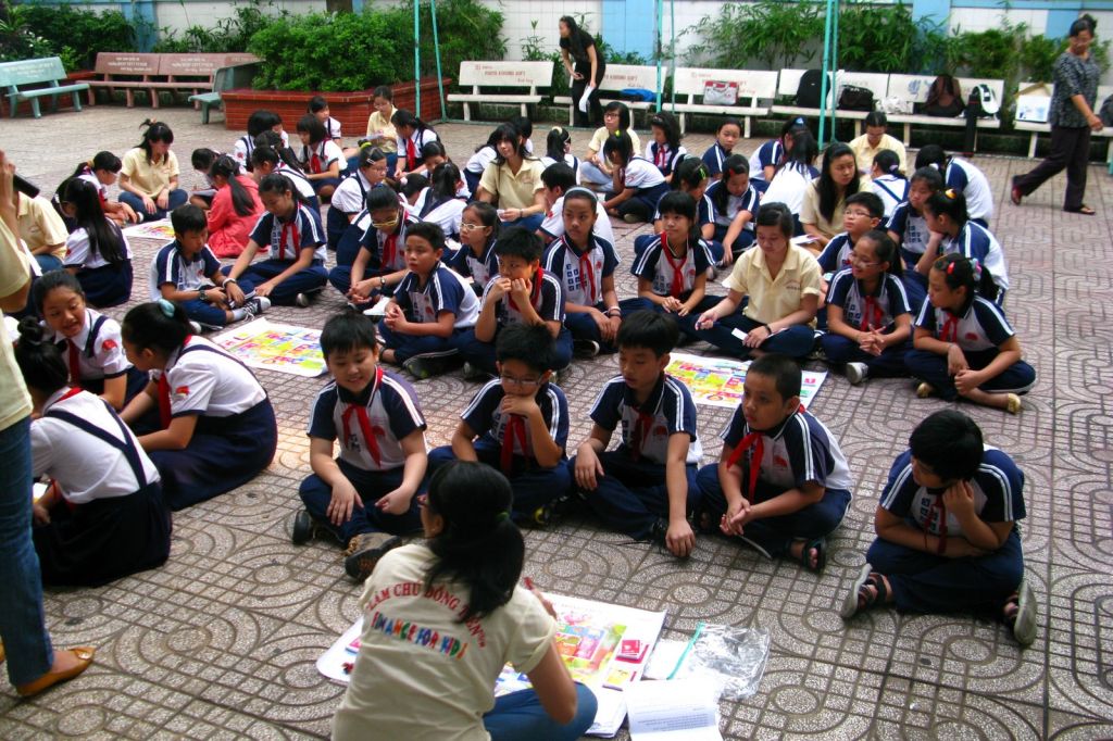 Học sinh trường Kết Đoàn ngồi theo nhóm trên sân