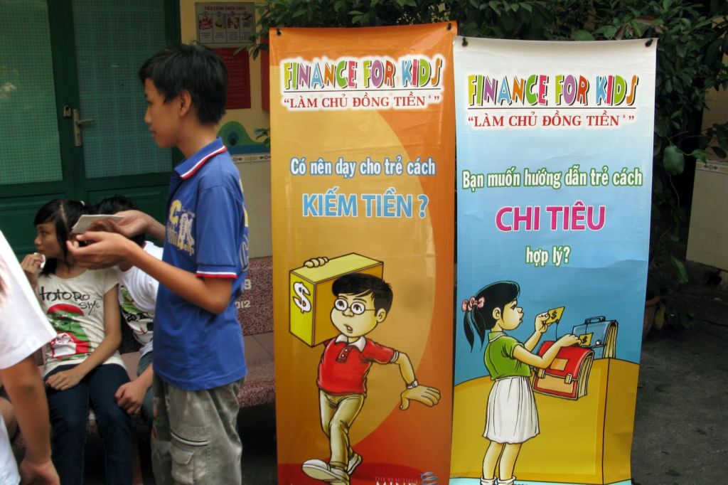 Học sinh trường Chu Văn An bên standee Làm Chủ Đồng Tiền