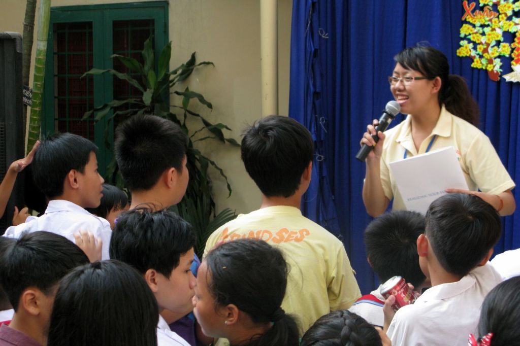 Huấn luyện viên dẫn chương trình trước học sinh trường Chu Văn An