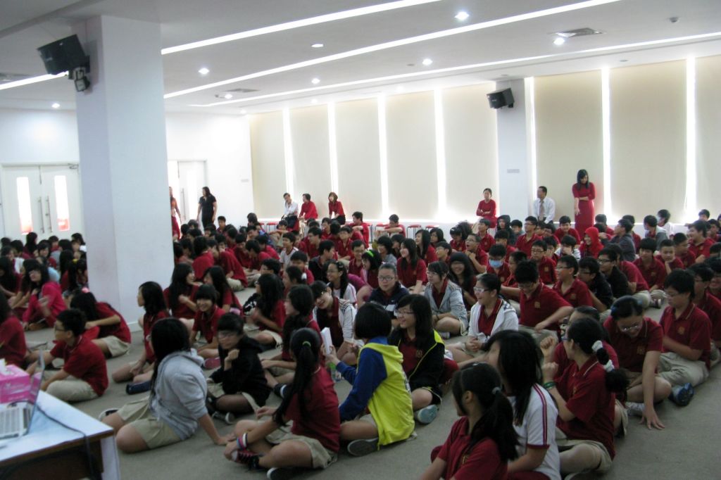 Học sinh tham dự chuyên đề tại hội trường