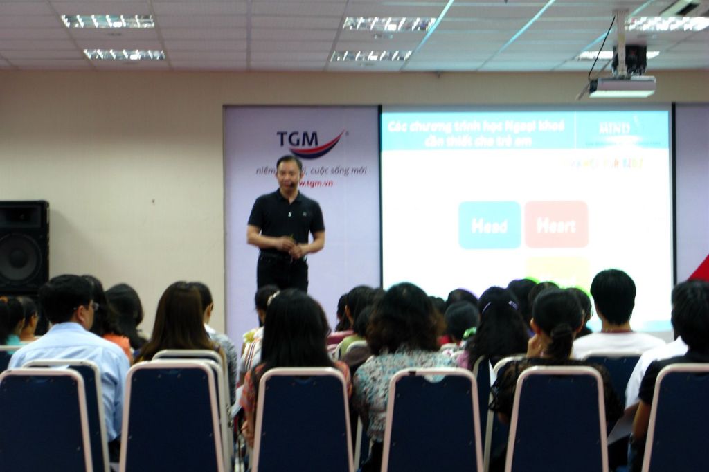 Diễn giả trình bày tại tọa đàm phụ huynh