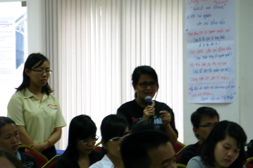 Phụ huynh đặt câu hỏi tại tọa đàm