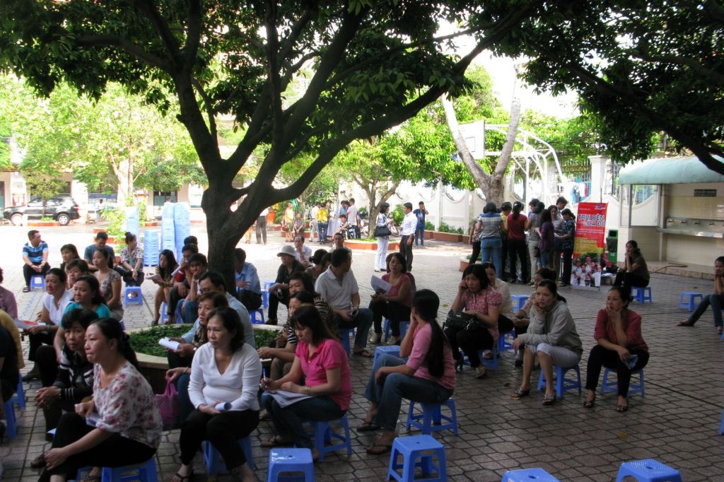 Phụ huynh tham dự tọa đàm ngoài trời tại trường