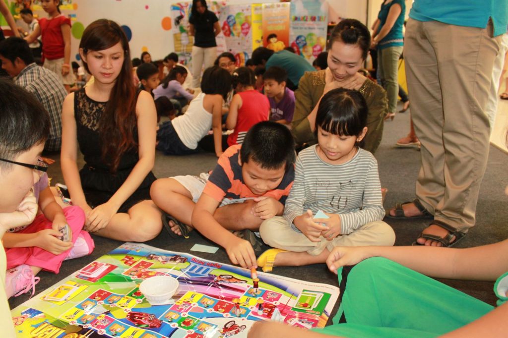 Các bạn nhỏ chơi board game Trung Thu