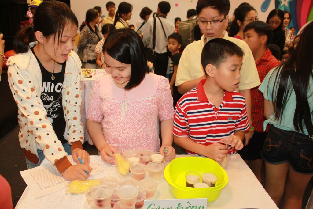 Các bạn nhỏ tại hội chợ Em khéo tay hay làm