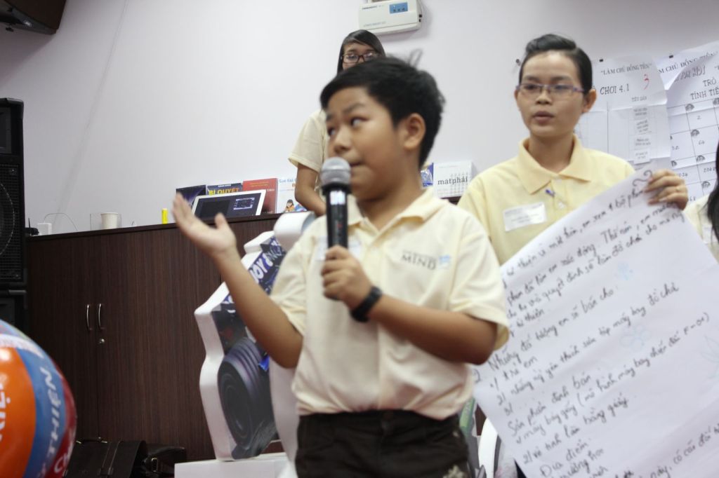 Học viên cầm micro trình bày ý tưởng