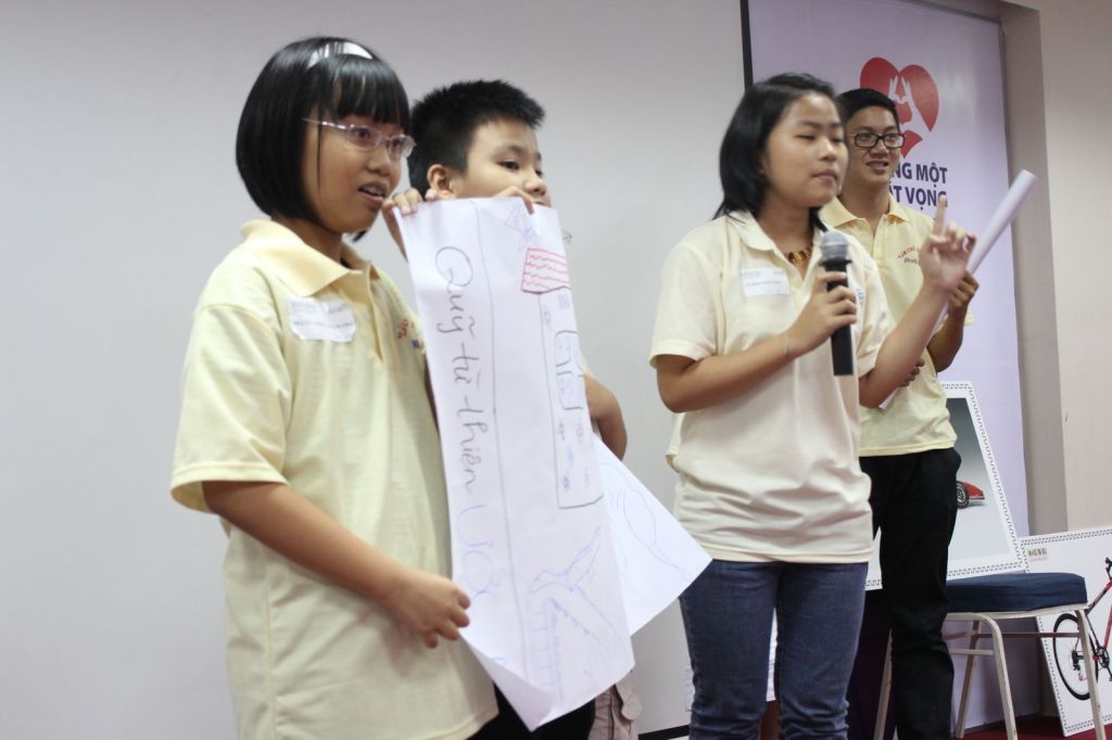 Hai học viên thuyết trình kế hoạch giúp đỡ