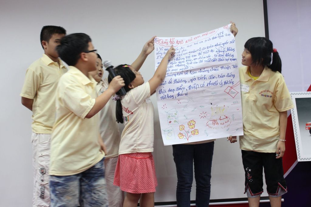 Nhóm học viên trình bày poster