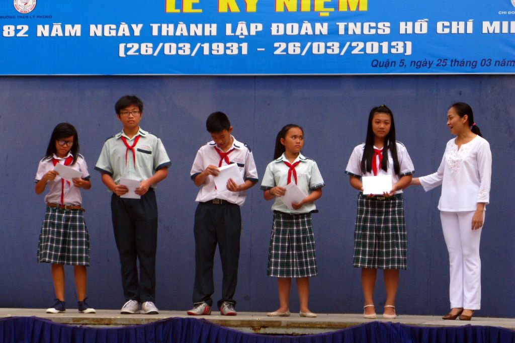 Học sinh nhận học bổng trên sân khấu