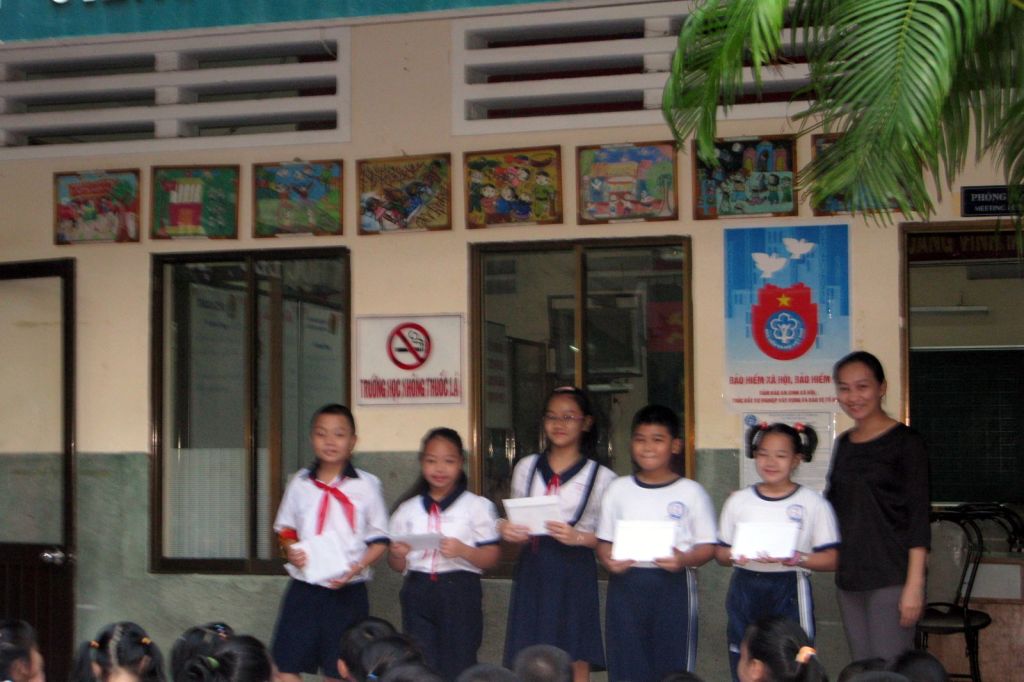 Học sinh nhận học bổng tại trường