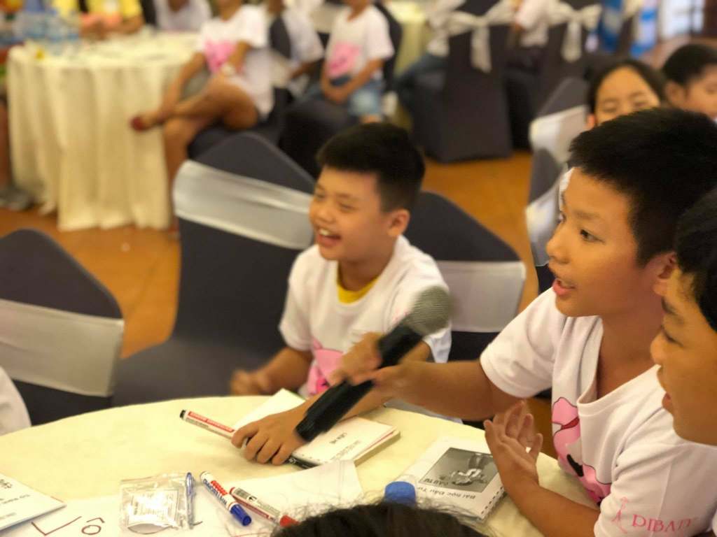 Học viên thuyết trình ý tưởng của nhóm